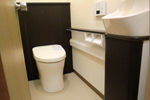 手洗器を手前に、収納も増えて使いやすいシステムトイレに
