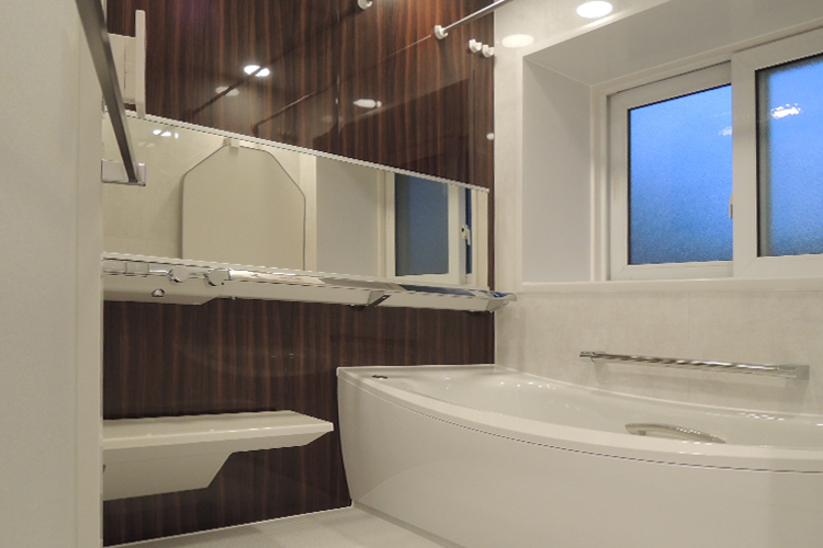 水栓と手すりが一体化したユニバーサルデザインの浴室に